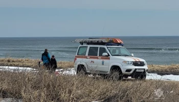 На Камчатке спасатели помогли паре, застрявшей в районе Халактырского пляжа, у них закончился бензин