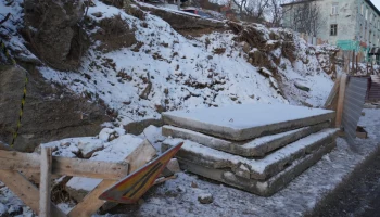 В столице Камчатки продолжается ремонт подпорной стенки на ул. Индустриальная, 32