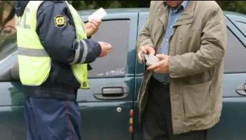 Предложение денежных средств сотруднику полиции трактуется как уголовное деяние, напоминает Госавтоинспекция Камчатского края