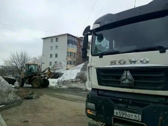 Подрядные организации очищают улицы Петропавловска-Камчатского 7