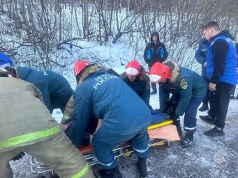 Спасатели деблокировали из автомобиля улетевшего в кювет водителя на Камчатке 0