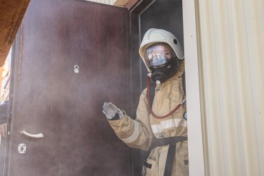 В специальной теплодымокамере примерили на себя роль пожарных школьники Камчатки 9