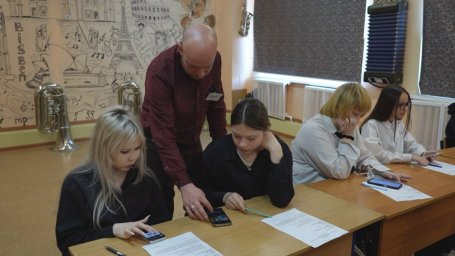 Специалисты МФЦ помогают оформлять «Мою Пушкинскую карту» школьникам Камчатки 4