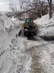 Подрядные организации ведут расчистку внутриквартальных проездов и придомовых территорий в Петропавловске-Камчатском 6