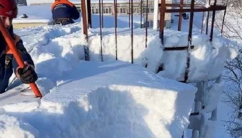 Снежные залежи на кровлях образовательных учреждений устраняют спасатели на Камчатке