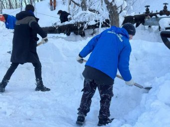 Справиться с последствиями циклона жителям помогают волонтеры Камчатки 9