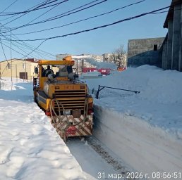 Работы по устранению снежного наката, расширению проезжей части и вывозу снега продолжаются в Петропавловске-Камчатском 0