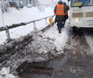 Ливневки чистят бригады ручного труда в Петропавловске-Камчатском 1