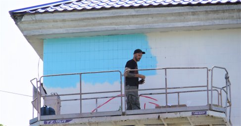В Петропавловске-Камчатском начались работы по восстановлению граффити «Рыбак» на торце дома по ул. Ленинская, 38 1