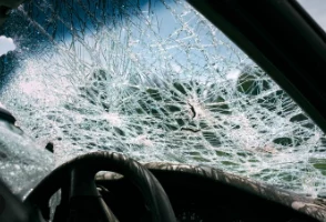 Повредил авто, чем принес значительный ущерб владелице, житель Елизова на Камчатке