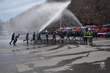 Пожарные Камчатки отметили 375-летний юбилей большим шоу 30
