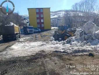 Бригады освобождают тротуары и проезжую часть от песка и веток в Петропавловске-Камчатском 4