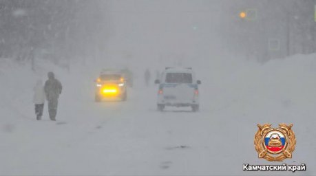Четвертые сутки в экстремальных погодных условиях работает в усиленном режиме Госавтоинспекция Камчатки 1