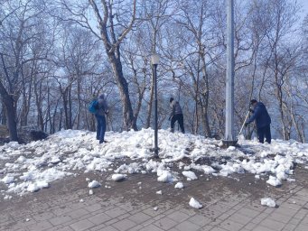Продолжается весенняя уборка столицы Камчатки 6
