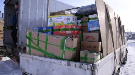 Погрузка продовольствия на судно «Василий Завойко» идет в Петропавловске-Камчатском 0