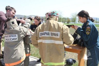 Сотрудники МЧС России приняли участие в военно-патриотической игре для школьников на Камчатке 7