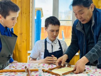 Мастер-класс по созданию холста из тальника и оленьей кожи прошел в мастерской «Турэн'у» на Камчатке 5