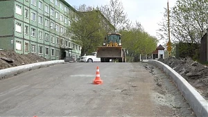 На улице Молчанова в столице Камчатки идет замена бордюрного камня