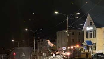 Работы по зимнему содержанию дорог продолжались в ночную смену в Петропавловске-Камчатском Работы по зимнему содержанию дорог продолжались в ночную смену в Петропавловске-Камчатском