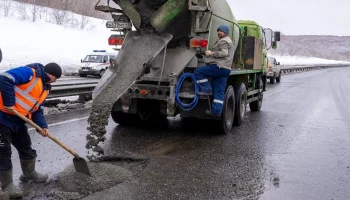 Ямочный ремонт для безопасного проезда до наступления устойчивого тепла начался на трассе в Камчатском крае