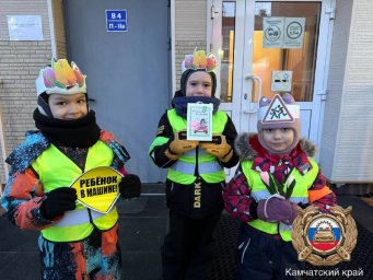 Поздравили мам с 8 Марта и напомнили о ПДД автоинспекторы и школьники на Камчатке 6