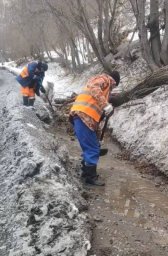 Дорожники обрабатывают проезды противогололёдными материалами в Петропавловске-Камчатском 1