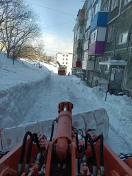 Дорожные службы работают круглосуточно на расчистке территорий Петропавловска-Камчатского 3