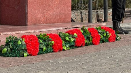 Владимир Солодов возложил цветы к памятнику первого военного губернатора Камчатки 1