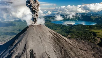 На Камчатке пепловый выброс с Карымского вулкана распространился сразу на населённых пунктах