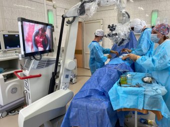 В Камчатской краевой больнице запущена в работу инновационная оптика - новый микрохирургический микроскоп Leica M530 OHX 3
