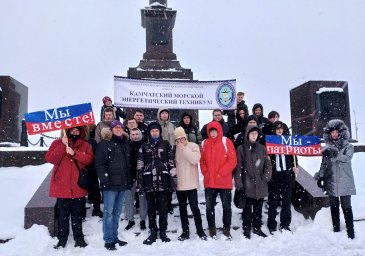 Непогода не помешала провести праздничный митинг в честь 10-летия воссоединения Крыма с Россией 1