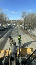 Дорожные службы занимаются уборкой песка вдоль проезжих частей в Петропавловске-Камчатском 0