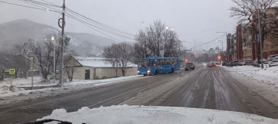 Дорожники работают над ликвидацией последствий мощного циклона в Петропавловске-Камчатском 5