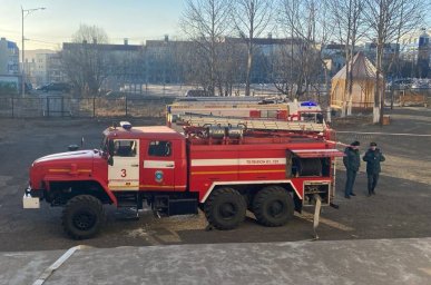 Пожарные отработали практические навыки, потренировавшись в школе на Камчатке 0