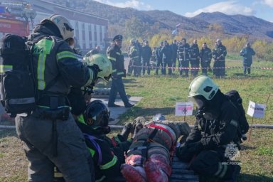 Состязания за звание лучшего звена газодымозащитной службы прошли в Вилючинском городском округе на Камчатке 5