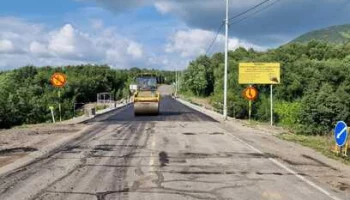 На мосту на реке Плотникова на Камчатке ведется укладка верхнего слоя асфальтобетона