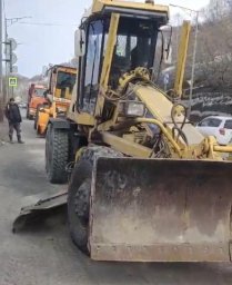 Подрядные организации ликвидировали мусор и песок на обочинах центральных магистралей в Петропавловске-Камчатском 4