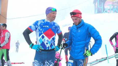 Через туман пробирались спортсмены по ски-альпинизму в вертикальной гонке на 3-ем этапе Кубка России 13