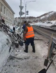 Подрядные организации ведут расчистку внутриквартальных проездов и придомовых территорий в Петропавловске-Камчатском 8