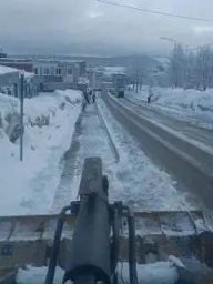 Удалением снежных масс с внутридворовых проездов и тротуаров занимаются службы в Петропавловске-Камчатском 5