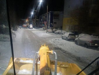 Работы по расчистке магистралей, внутриквартальных проездов и придомовых зон продолжаются в столице Камчатки 7