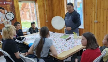 Занятие по изготовлению бубна прошло в Быстринской школе на Камчатке Занятие по изготовлению бубна прошло в Быстринской школе на Камчатке