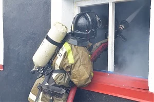 На Камчатке огнеборцы ликвидировали возгорание в подъезде жилого дома  