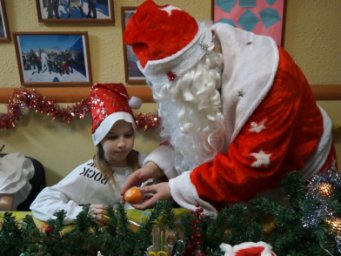 На Камчатке в «мастерской полицейского Деда Мороза» приготовили подарки для ребят из школы-интерната 1