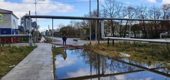 Спасатели МЧС России продолжают ликвидировать последствия паводков в селе Соболево на Камчатке 3