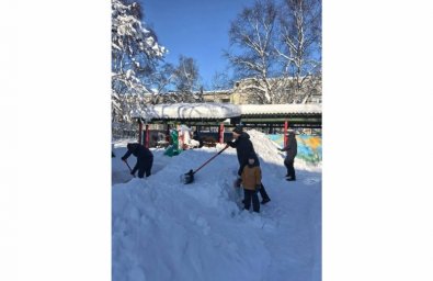 Стихия объединила: родители помогли расчистить детские сады в Елизовском районе на Камчатке 3