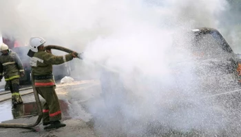 В Петропавловске-Камчатском пожарные ликвидировали возгорание в автомобиле Nissan Gloria