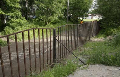 Территорию лыжно-прокатной базы огородили забором в Елизово на Камчатке 0