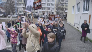 В 40-ой школе столицы Камчатки провели свой Бессмертный полк В 40-ой школе столицы Камчатки провели свой Бессмертный полк