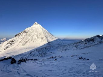 Ведомственный флаг развернули на вершине Ключевской сопки спасатели Камчатского края 14